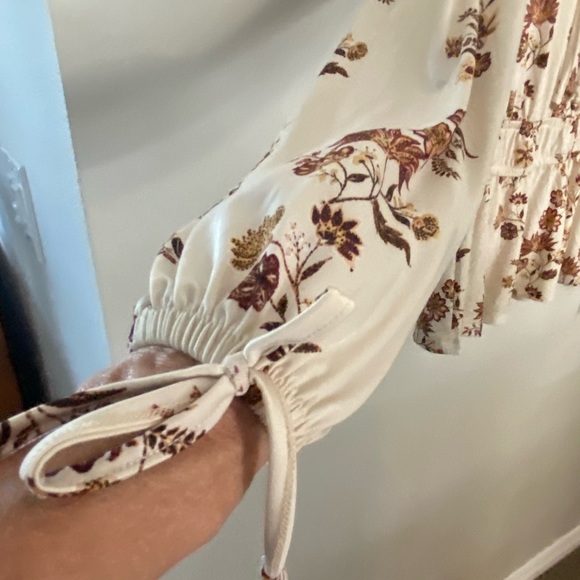 Leslie Rose Peplum Blouse with Ties at the Sleeves Medium PTP 21-24 New W/Tags - Picture 2 of 5